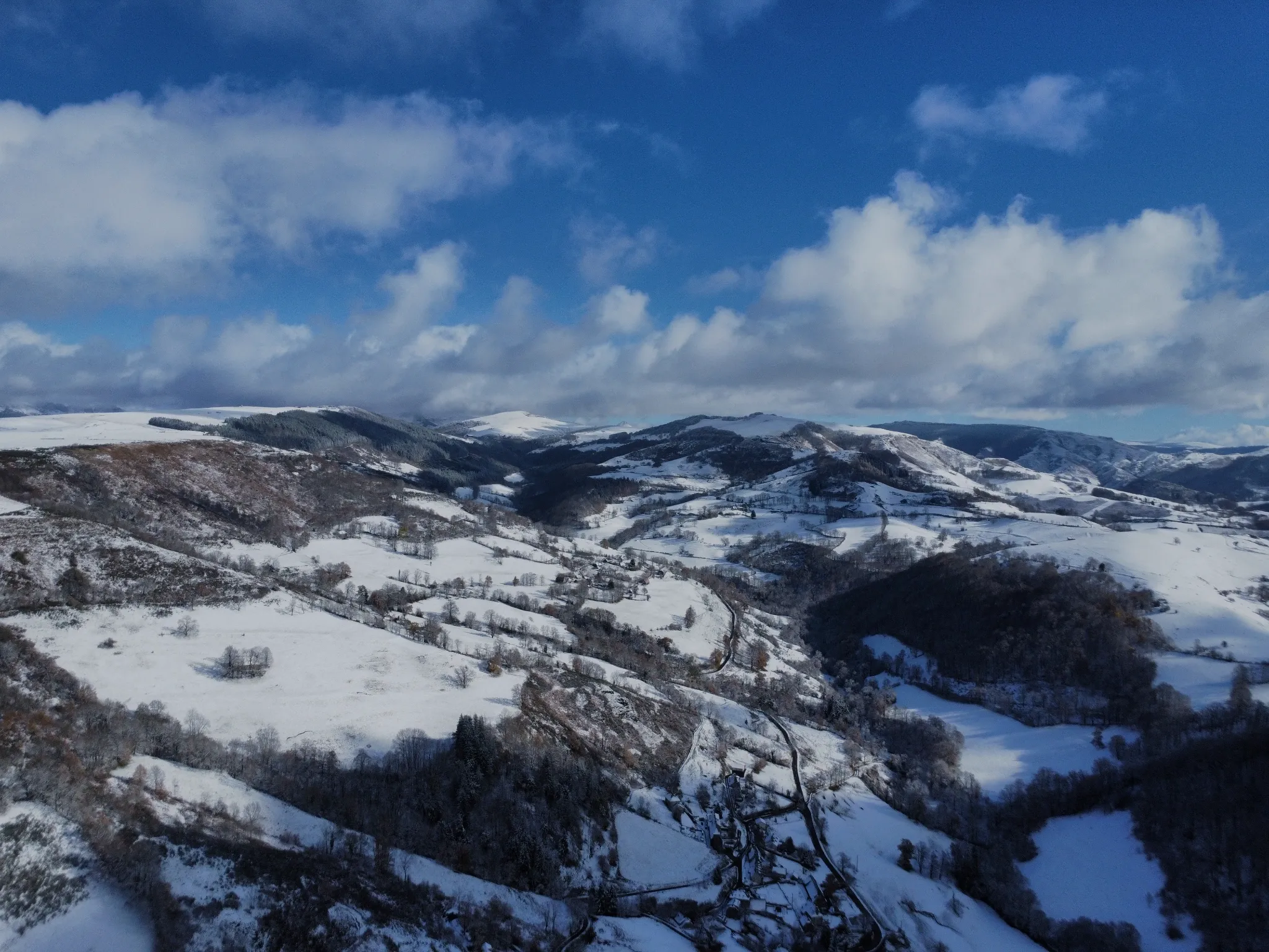 Cabanes insolites sur pilotis dans le Cantal — Les Havres Verts